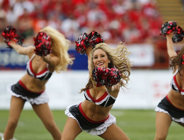 Las porristas de la NFL y del "football" universitario asombran con su belleza y su energía.