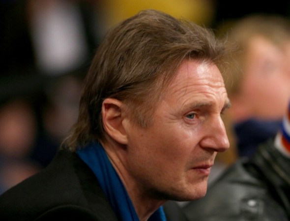 El actor Liam Neeson en juego de los Knicks.