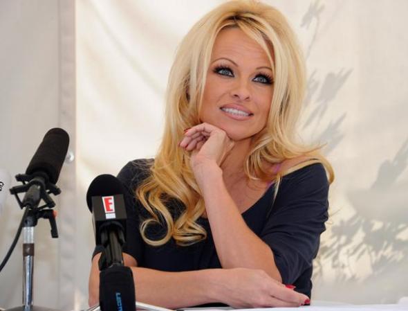 Al igual que a la actriz Jessica Alba, a la ex conejita de Playboy y actriz Pam Anderson le gusta imaginarse convertida en muñeca erótica inflable.