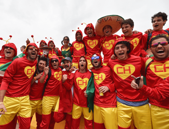 Los fans del partido de México contra Brasil también fueron parte del espectáculo.