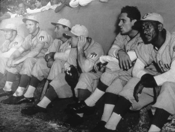 Luis Tiant padre, junto a un grupo de sus compañeros de equipos durante un partido de la temporada de 1947 en el estadio del Cerro en La Habana.