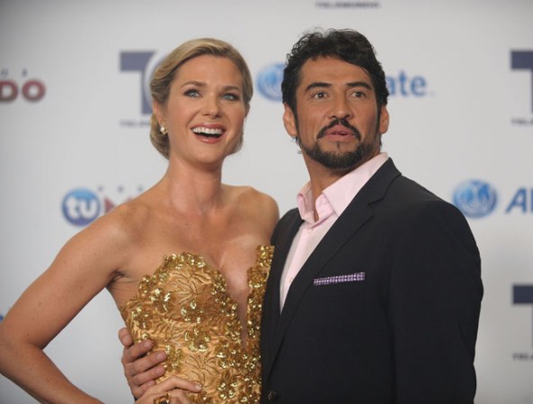 La historia de amor de esta telenovela, grabada en Miami, rebasó los límites de la ficción y dio pie a un romance que culminó en una boda por lo civil en 2008.