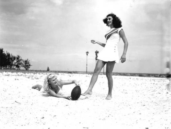 Dos modelos y una pelota. Saint Petersburg (1947).