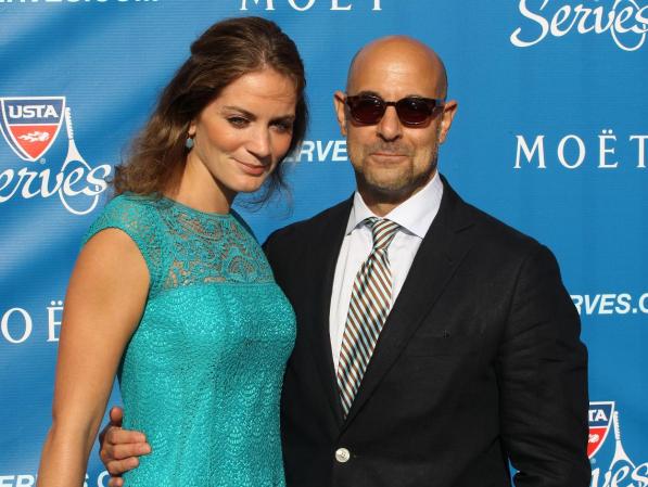 El actor Stanley Tucci y su esposa Felicity posan para las cámaras antes de la inauguración del US OPEN. Tucci fue parte del elenco de The Devil Wears Prada, en televisión participó en Frasier, Monk y 30 Rock.