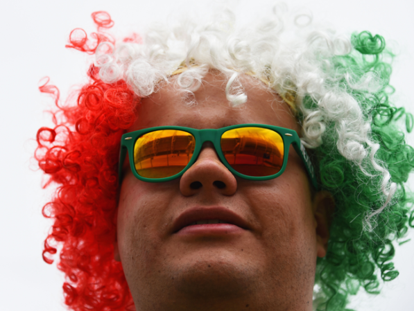 Los fans del partido de México contra Brasil también fueron parte del espectáculo.