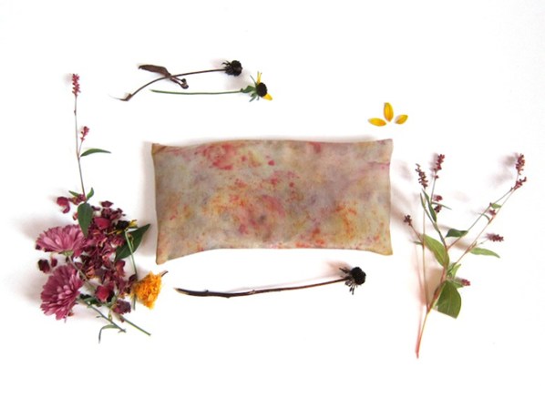 A la hora de dormir, la almohada es una de las cosas más importantes; asegúrate de escoger una que se acomode a tus necesidades. Esta está disponible en bladesnaturalbeauty.com, $40.