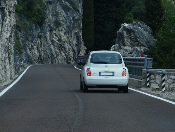 Los minicars no son recomendados, si bien su consumo de combustible es el mejor, toma en cuenta que el adolescente esta aprendiendo a manejar y muy seguramente tendrá percances, entre más protegido esté, mejor.
