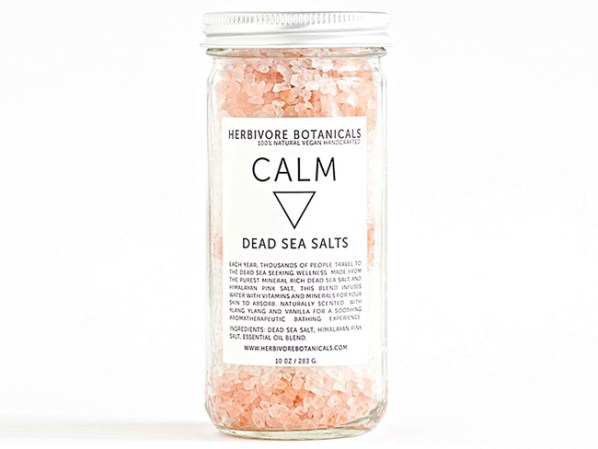 Una buena tina y unas buenas sales, como estas del mar muerto, siempre son una alternativa relajante. Encuéntralas en herbivore-botanicals.com, $18.