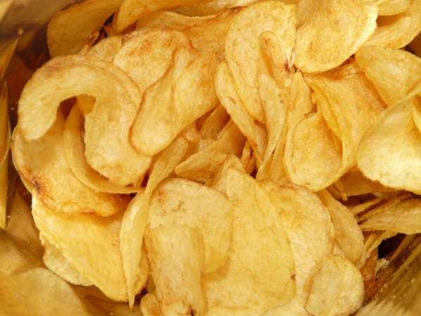 Papas chips con queso crema y cheddar, deliciosas en las reuniones con amigos. Una porción no es tan mala de cuando en vez, la realidad es que en una sentada nos comemos la bolsa entera.