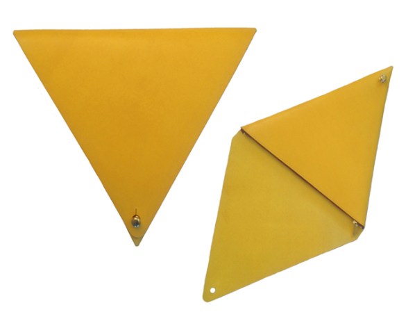 Bolso en forma de triángulo, M Hulot. Disponible en mhulot.co.uk, $401.50.