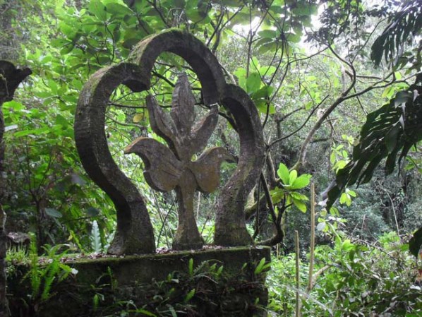Molduras de piedra marcar el camino en los jardines