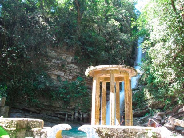Un rincón de lectura en medio de las pozas de agua azul.
