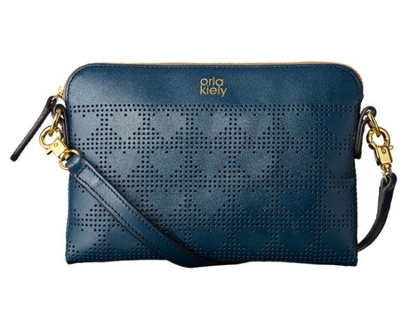 Cartera de Orla Kiely. Encuéntrala en orlakiely.com, $198.