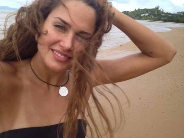 La joven posa talentosa, como toda una modelo ante los fotógrafos.
