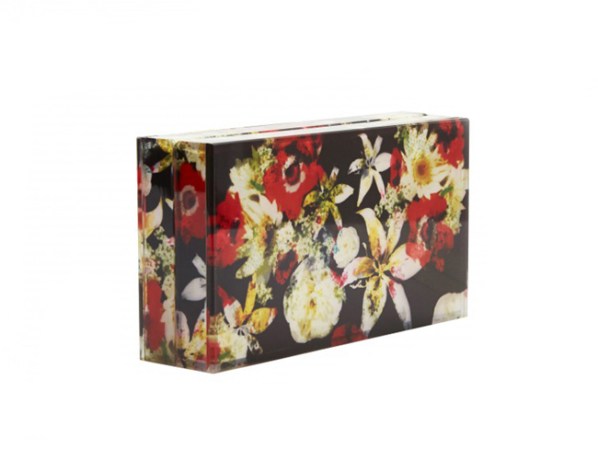 Bolsa baúl de Alice + Olivia. Encuéntralo en aliceandolivia.com, $295.