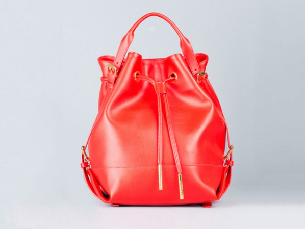 “Opening Ceremony Izzy Handbag”. Encuéntrala en openingceremony.us, $595.