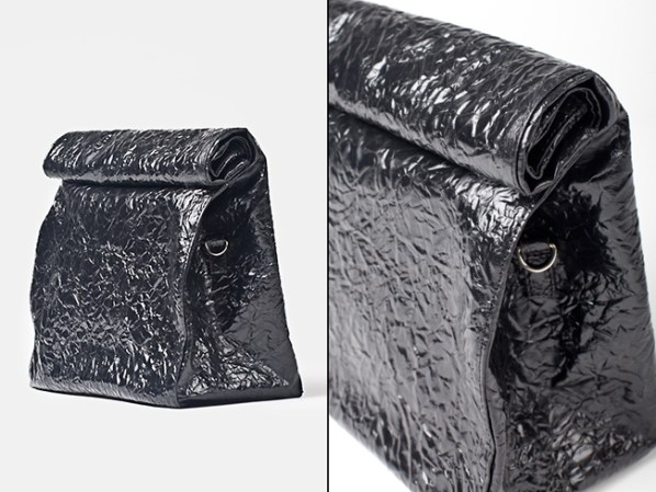 “Cheap Monday Paper Bag”. Adquiérela en internationalplayground.com, $48.