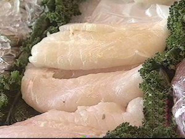 Comer proteínas es la mejor manera de mantener los niveles de azúcar en la sangre estables y alejar el hambre. El pescado y mariscos son una buena fuente de proteínas y lo ayudarán a mantenerse satisfecho.