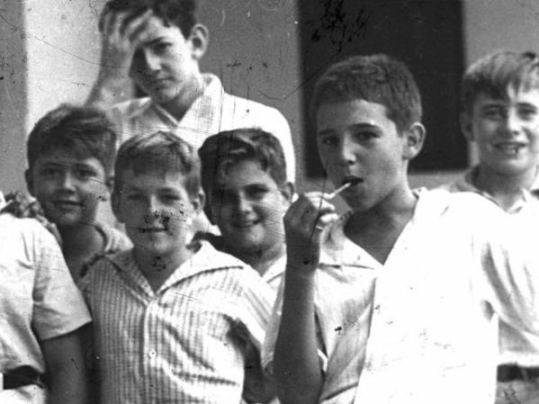 En 1934 Castro (con el caramelo) ingresó en el colegio lasaliano de Santiago. En septiembre de 1939 se inscribiría en el Colegio de Dolores, de los jesuítas, también en Santiago de Cuba.