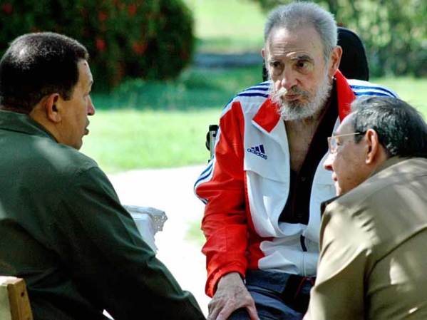 16 DE JUNIO, 2008: Castro aparece en la televisión cubana con su hermano Raúl y con Hugo Chávez.
