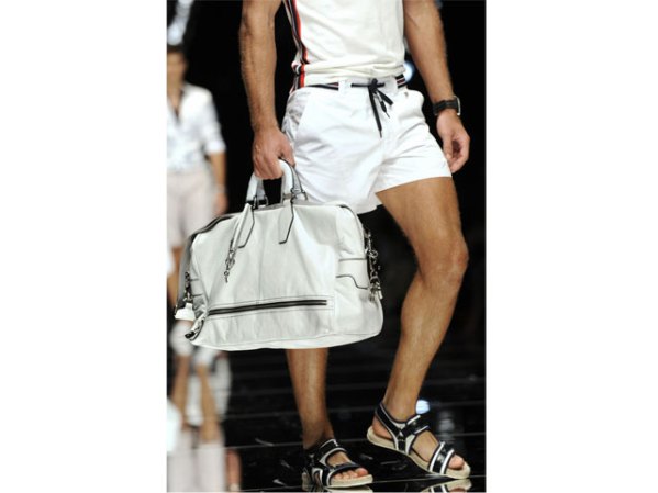Este conjunto es de Dolce Gabana (Domenico y Stefano). Lo versátil de la bolsa es que igual y la puede usar la novia o esposa.