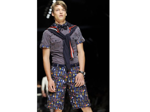 Otro diseño de Dolce y Gabana, se inspiraron en los boys scouts, cómpreselo a su novio o esposo si desea vengarse de este de una manera muy sútil.