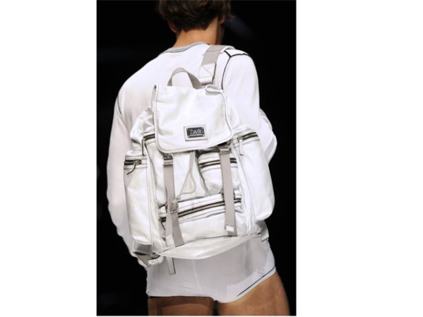 La mochila es de la colección de Dolce y Gabana. De nombre se debería de llamar Colección Intocable porque como es blanco impecable no lo podrá poner en superficies dudosamente limpias.