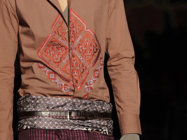 Aquí un detalle de la colección del diseñador italiano Kean Etro, con colores naturales y bordados.