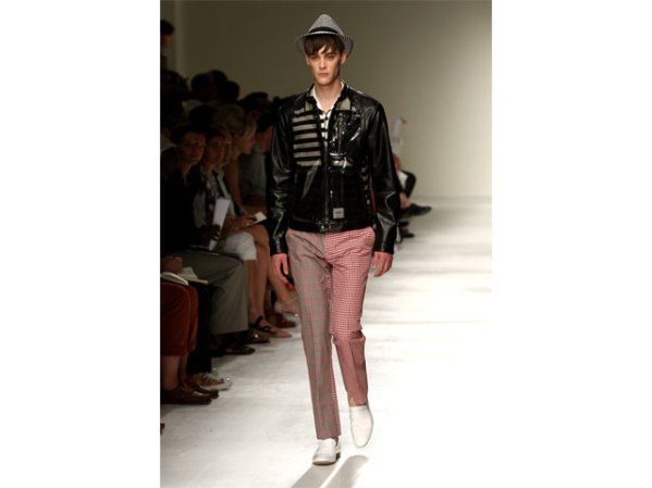 Este conjunto de Moschino sólo permitalo en su novio o esposo si es un verdadero fashionista . Pos ahí dicen que esta inspirado en Pinocho.