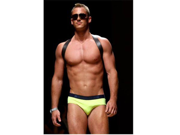 Y para cerrar con broche de oro les presentamos este innovador bañador del diseñador belga Dirk Bikkembergs, y de paso deleitarse la pupila. Recuerde visitarnos otra vez para más moda.