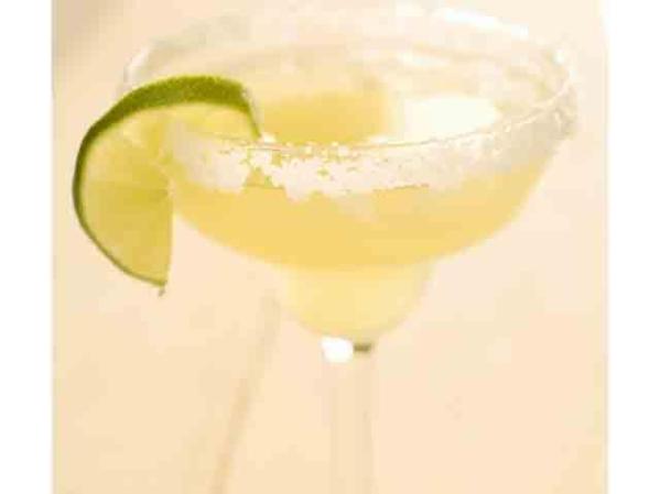 En las playas se le podría antojar beber una margarita. Pero los investigadores dice que no debiera.