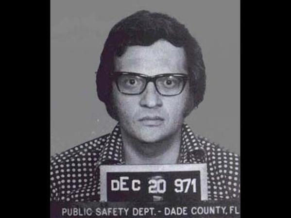 El conocido presentador de televisión Larry King fue arrestado en Miami en 1971 por un asunto de cheques sin fondos.
