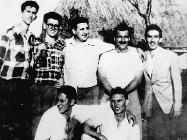 Castro con algunos de los participantes en el asalto al Moncada: Antonio López y Abel Santamaria, a la derecha, y José Luis Tasende y Ernesto Tizol, a la izquierda.