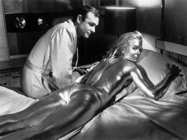 Shirley Eaton murió al quedar pintada de oro y no poder respirar, en "Goldfinger" (1964).