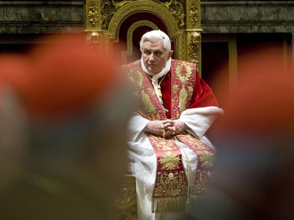 2 de marzo del 2011: Promulga una amplia exoneración de los judíos por la muerte de Cristo en "Jesús de Nazaret-Parte ii". El libro se publica el 10 de marzo.