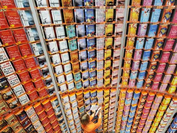 Un empleado coloca libros en las estanterías enormes de la feria del libro de Francfurt, Alemania.