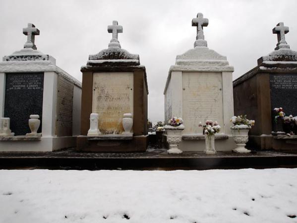 Nieve sobre unas tumbas en Nueva Orleans, donde es extrañísimo ese tipo de precipitación.