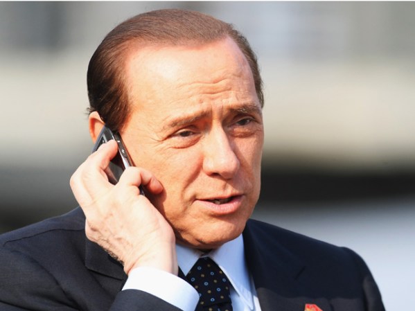 El Primer Ministro Italiano, Silvio Berlusconi encara cargos de que de que tuvo <br />relaciones sexuales por dinero con una menor y trató de encubrirlo.