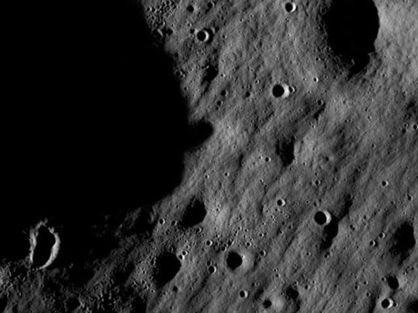 El Lunar Reconnaissance Orbiter, en sus distintas versiones, nos ha dejado muchas imágenes durante sus vueltas constantes a la Luna.