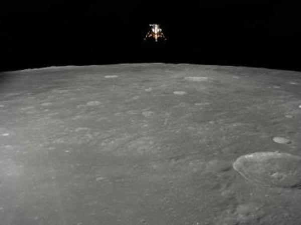 El Apolo 12 desciende sobre la Luna en 1969, según una imagen tomada por el Lunar Reconnaissance Center Orbiter.