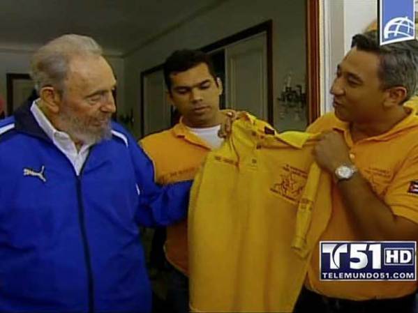 22 DE AGOSTO, 2009: Fidel Castro vuelve a aparecer en la televisión cubana, al reunirse con un grupo de estudiantes venezolanos.