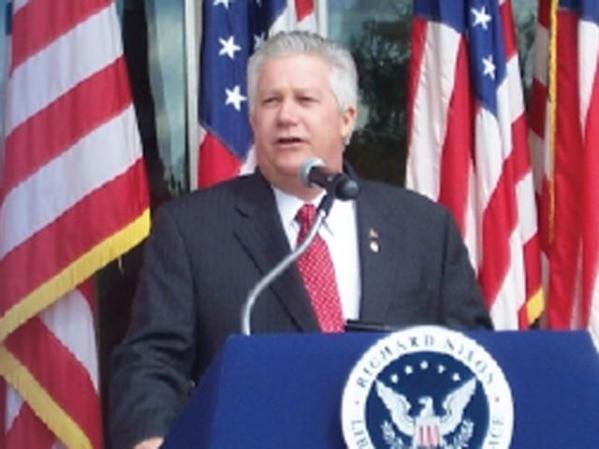 Por la boca muere el pez. Mike Duvall, legislador republicano en el estado de California hizo comentarios de sus aventuras extramaritales en plena sesión con el micrófono abierto. Renunció el miércoles 9 de sep. 2009.