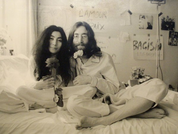 John Lennon y Yoko Ono fueron detenidos en su casa de Londres y acusados se posesión de marihuana.