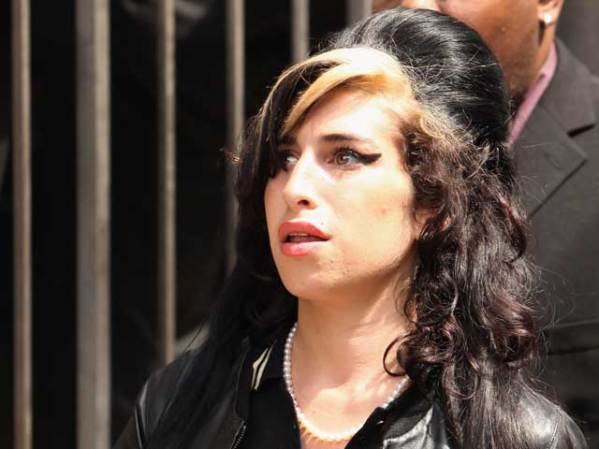 Entre sus muchos otros problemas, la talentosa cantante Amy Winehouse fue detenida en el 2007 con siete gramos de marihuana en Noruega.