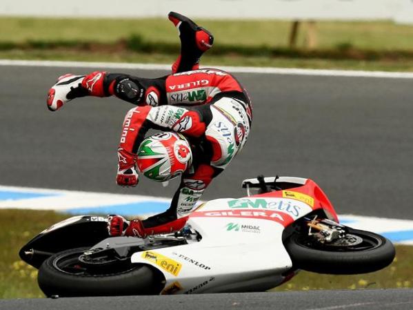 Espectacular caída del motociclista Roberto Locatelli de Italia en una competencia en Australia.