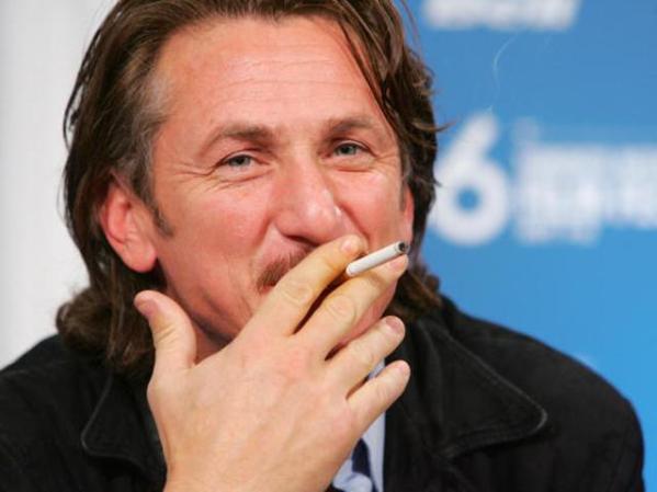Sean Penn es muy activista y está en contra del sistema, pero es muy fumador.