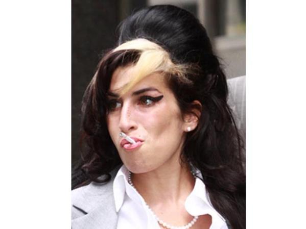 Amy Winehouse, ahora fallecida a causa de una sobredosis de alcohol y posiblemente drogas, era una fumadora empedernida.