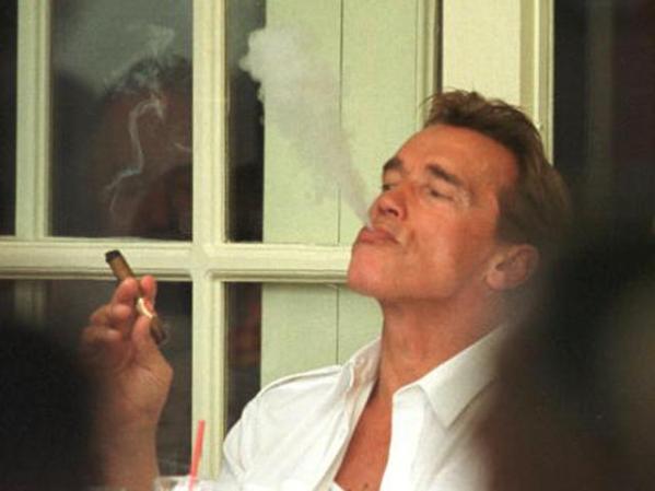 El "gobernator" de California, Arnold Sschwarzenegger, le entra sabroso a los puros.