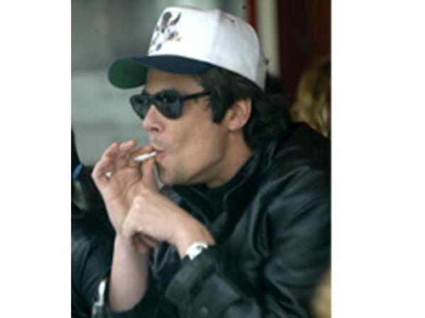 Benicio del Toro fumándose un cigarrito.