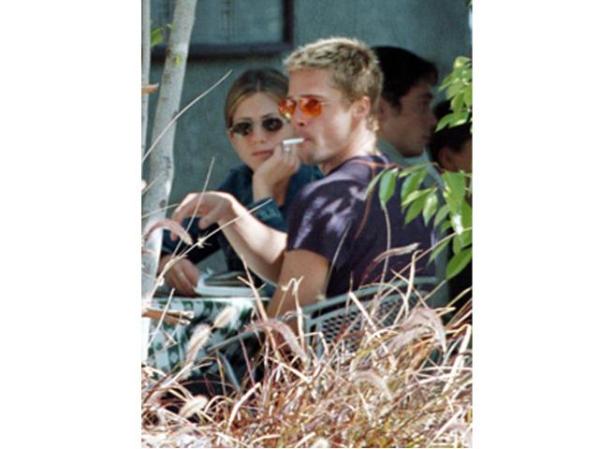 Brad Pitt es muy guapo pero seguro tiene aliento de fumador.